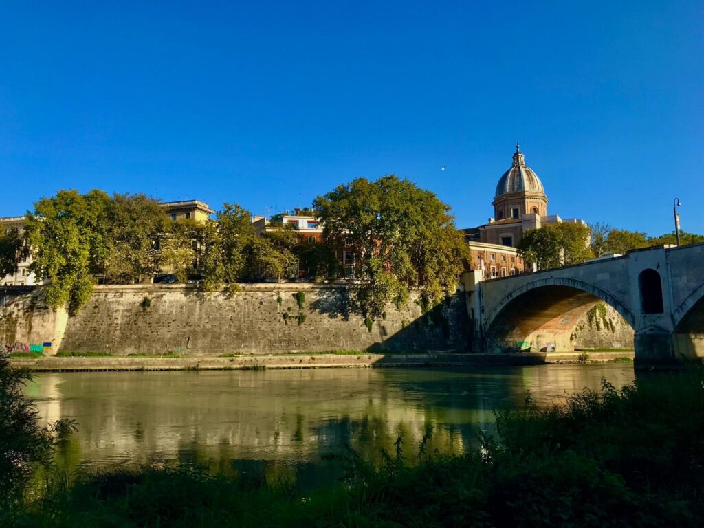 Roma in bici lungo il Tevere: la ciclabile più bella, vista dal mio sellino